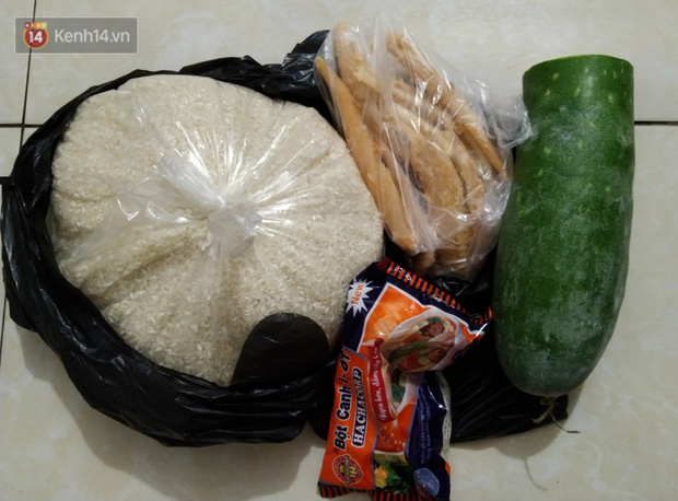 Phần lương thực gồm gạo, cá khô, bí xanh, muối Mây được tiếp tế