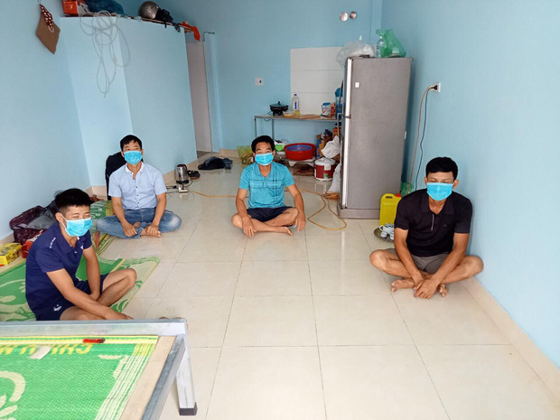 Công nhân trong xóm trọ nơi anh Nam tại khu cách ly