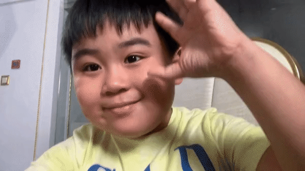 Cậu nhóc còn thả like cho mẹ nữa