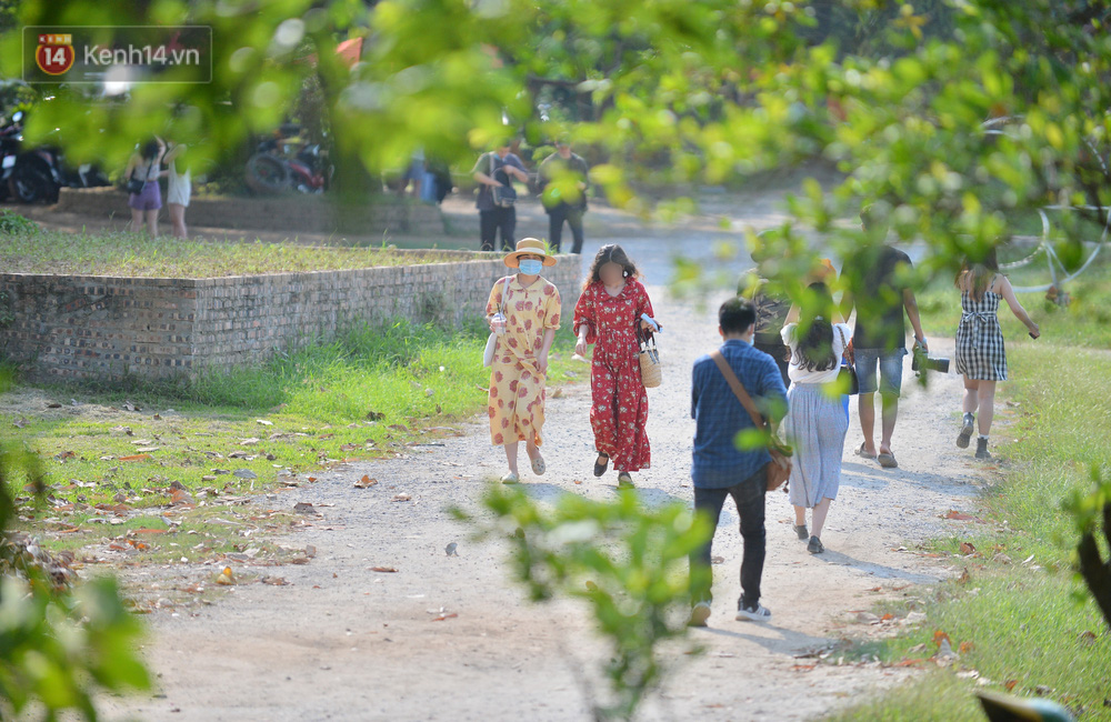 Bắt đầu từ 16h00 chiều, lượng người bắt đầu đổ về bãi đá Sông Hồng