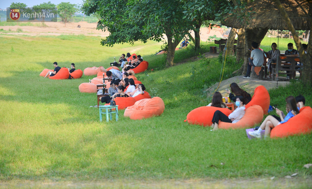 Theo ghi nhận của chúng tôi vào chiều Chủ Nhật (23/5), hàng trăm người dân tập trung tại bãi đá sông Hồng (phường Nhật Tân, Tây Hồ, Hà Nội)