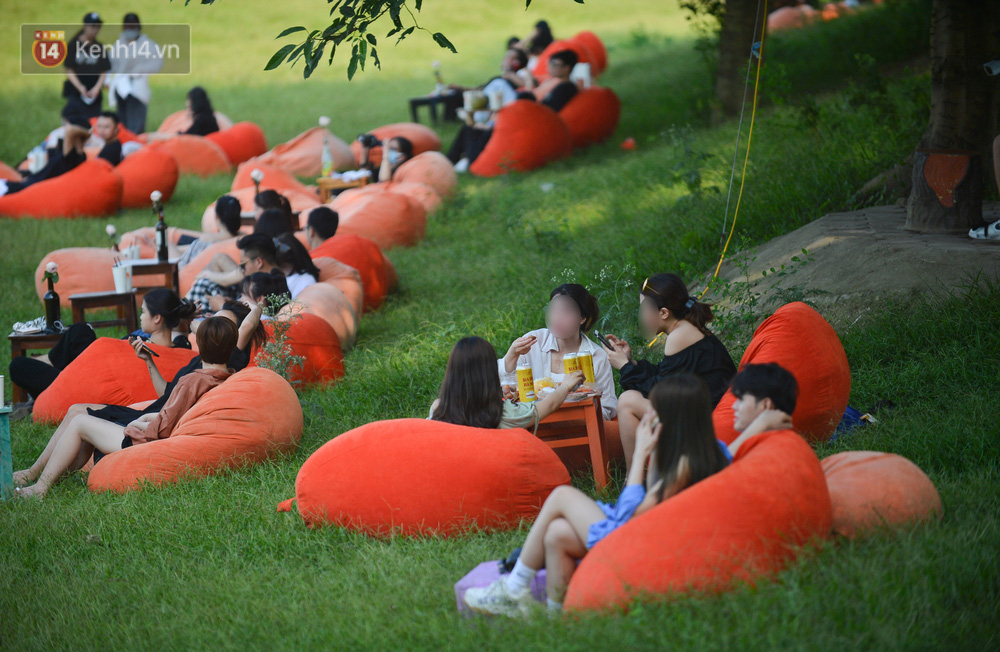 Những người tụ tập tại đây đa số là giới trẻ, các cặp đôi nam - nữ