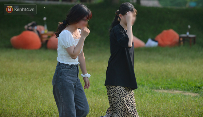 Các bạn trẻ chỉ đeo khẩu trang lúc đầu, sau đó lại tháo xuống