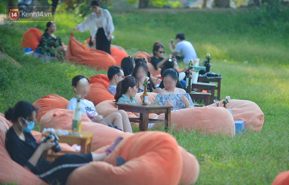 Tất cả ngồi tụ tập hóng mát bên bóng râm sát bờ sông Hồng