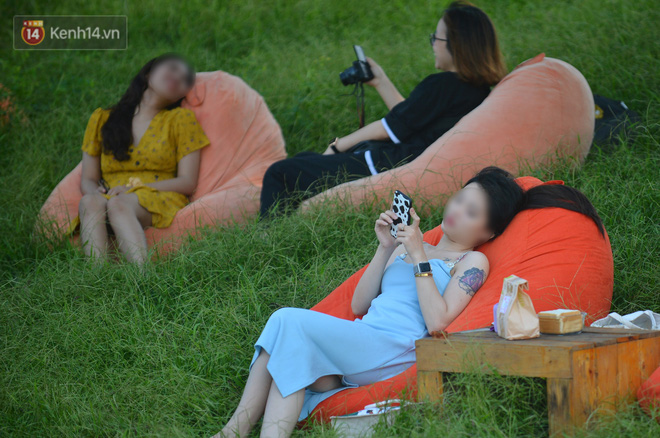Người thì chụp ảnh, người ngồi hóng mát nhưng đa phần ý thức phòng dịch rất kém