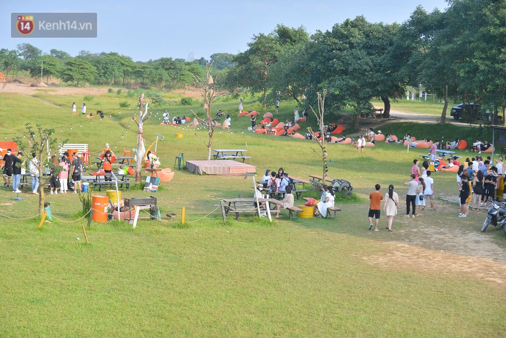 Ngày 11/5, Hà Nội ra Chỉ thị 12 cấm tụ tập quá 10 người ngoài phạm vi trường học, công sở, địa điểm bầu cử, yêu cầu các cửa hàng ăn uống trong nhà phải giãn cách tối thiểu 2m.