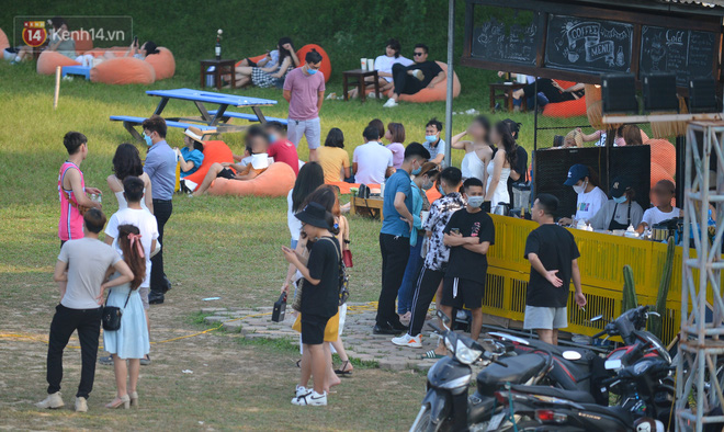 Khu vực bán nước uống, nhiều bạn trẻ đến mua không giữ khoảng cách, nhân viên và người mua đều không đeo khẩu trang