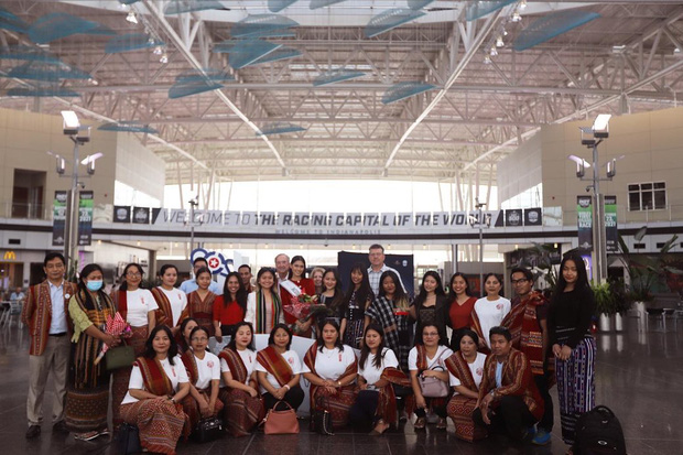 Thuzar Wint Lwin được chào đón nồng nhiệt tại sân bay