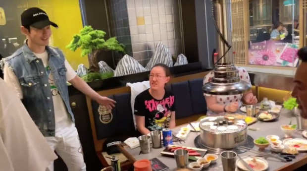 Huỳnh Hiểu Minh tới tận từng bàn trò chuyện với các thực khách