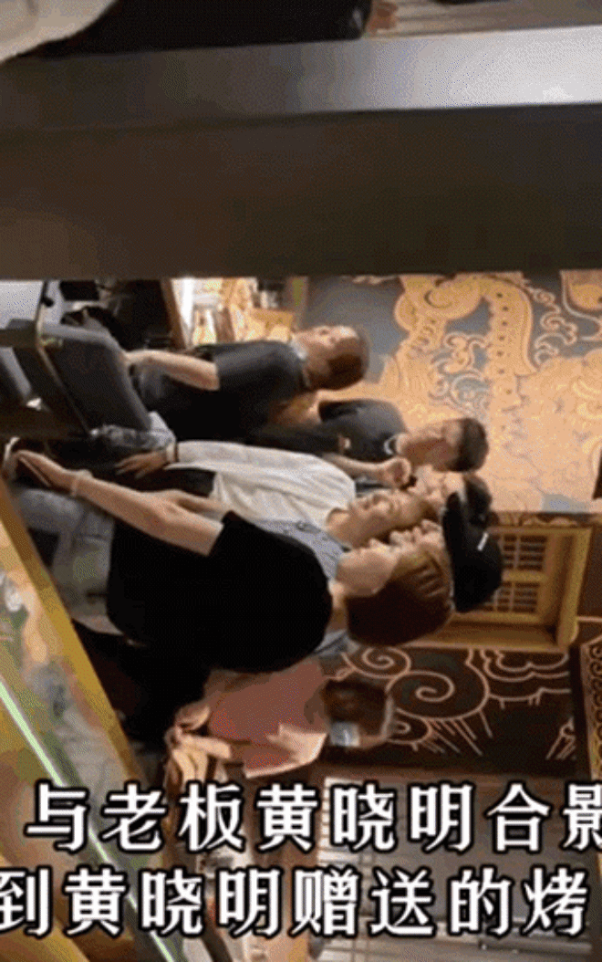 Nam diễn viên không chỉ dành tặng phần thịt nướng tươi ngon cho mỗi bàn mà còn vui vẻ chụp hình chung với người hâm mộ