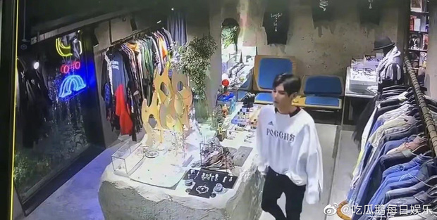 Những hình ảnh cắt từ clip trộm đồ trong shop bán quần áo được tung ra