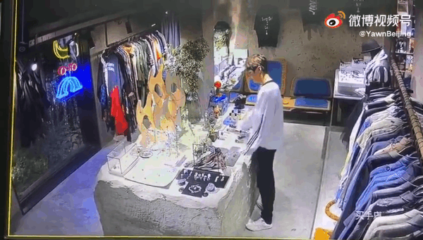 Đôi mắt người thanh niên này liên tục láo liên, để ý kĩ xem có ai xung quanh không, sau đó lấy trộm món phụ kiện nhỏ