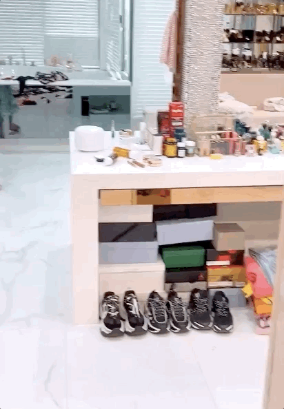 Ngay trong bồn tắm của Ngọc Trinh cũng có 