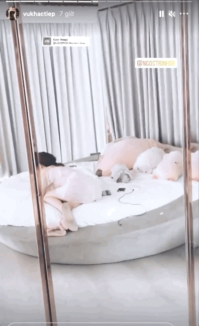 Trước đó, Ngọc Trinh còn bị Vũ Khắc Tiệp vô tình để lộ đi dép bẩn và đặt trên giường màu trắng