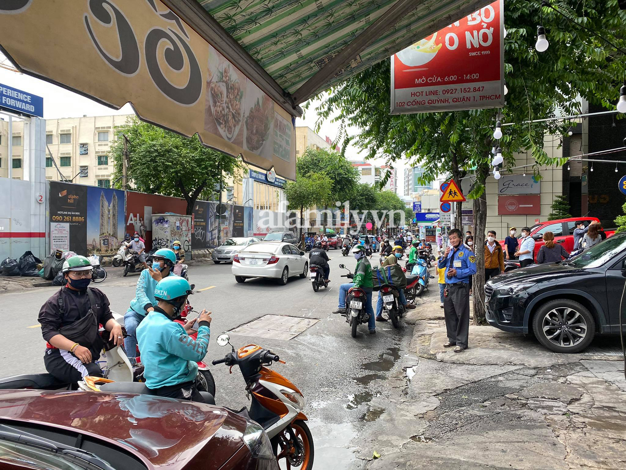 Sau khoảng 2h20 phút, mọi người xuất hiện nhiều hơn sau khi thông tin về cuộc hẹn này được lan rộng.