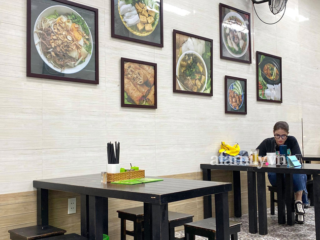 Trong khi đó Trang Trần vẫn ngồi ở hàng bún đậu