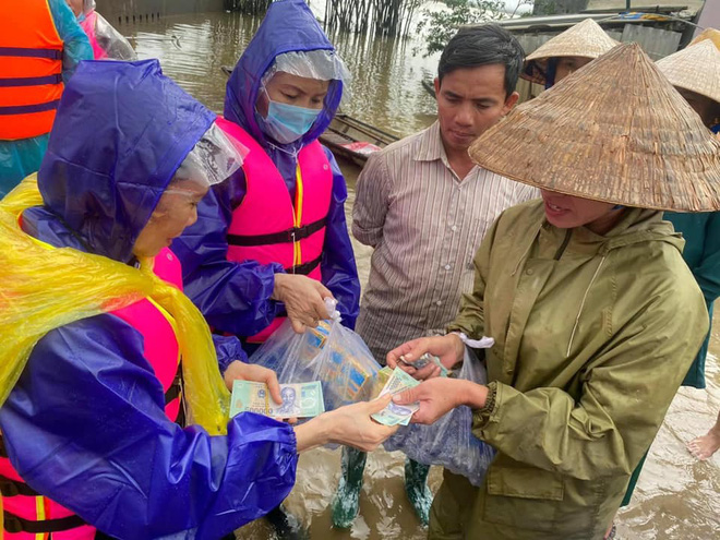 Hình ảnh trong chuyến từ thiện của mẹ ruột Hà Hồ vào đợt từ thiện vừa qua