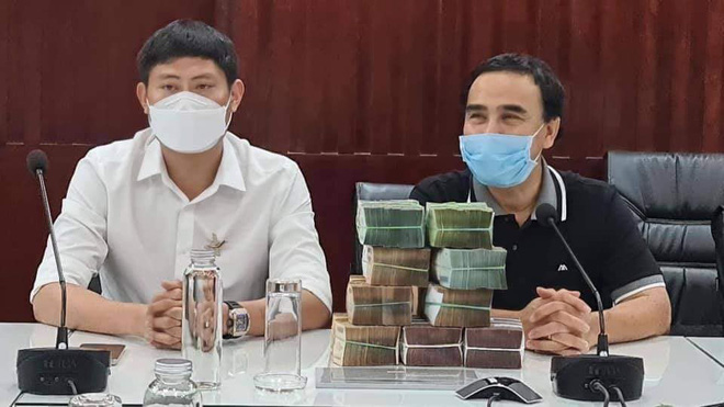 Chiều 26/5, Quyền Linh đi xe máy trao 2 tỷ đồng để ủng hộ các bác sĩ và bệnh nhân trong đợt dịch Covid-19 lần này.