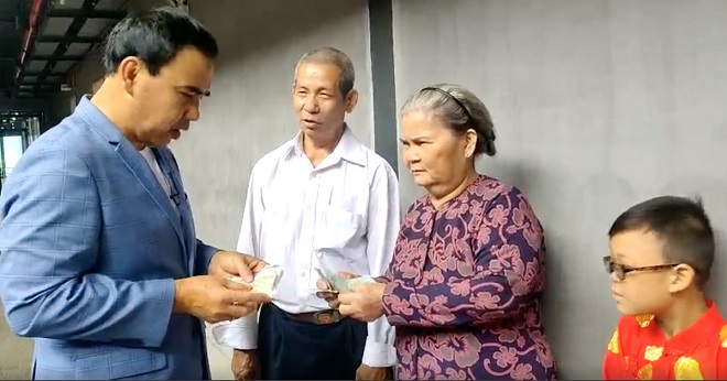 Hoài Linh dùng tiền túi mua 100 suất bột chiên, giúp nhân vật của mình được nghỉ ngơi sớm.