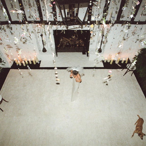 Những hình ảnh về hôn lễ của Ari được chia sẻ. Vậy là giờ đây, cô nàng đã chính thức là vợ người ta mất rồi