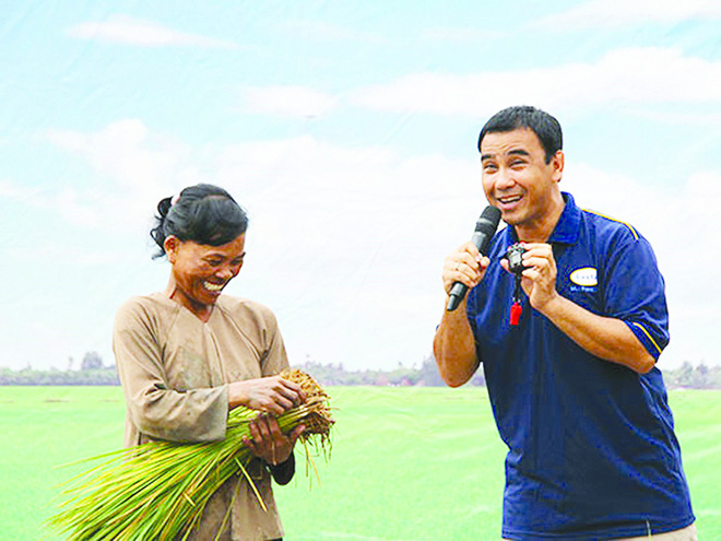 Quyền Linh gắn bó với nhiều chương trình hỗ trợ người nghèo.