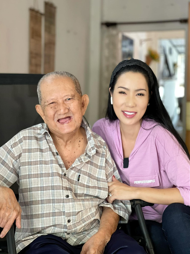 Trịnh Kim Chi thăm và tặng tiền nghệ sĩ Mạc Can