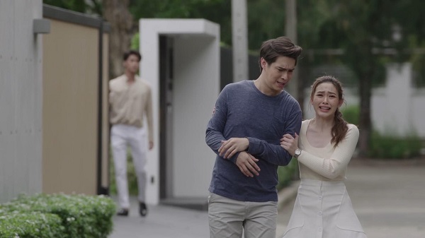 Nhìn chồng ngồi dựa vào chân cầu, mặt nghệt ra, tôi xót xa vô cùng. (Ảnh minh họa)