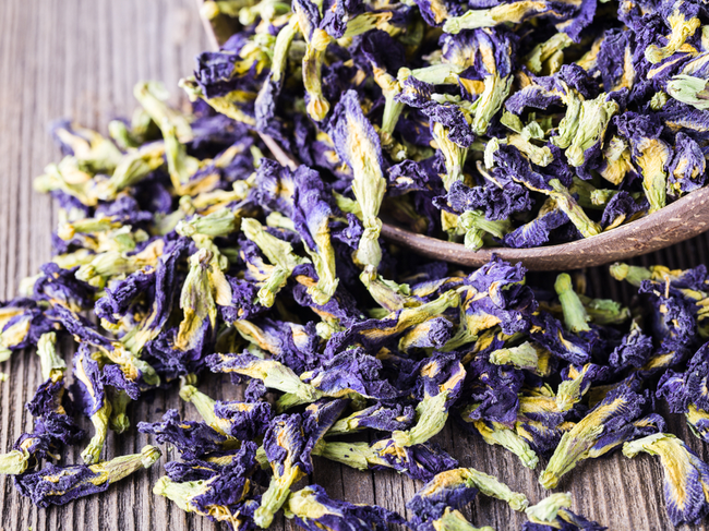 Thực sự hoa đậu biếc có công dụng chống lão hóa, cụ thể là ngăn ngừa vết nhăn trên làn da được hay không?