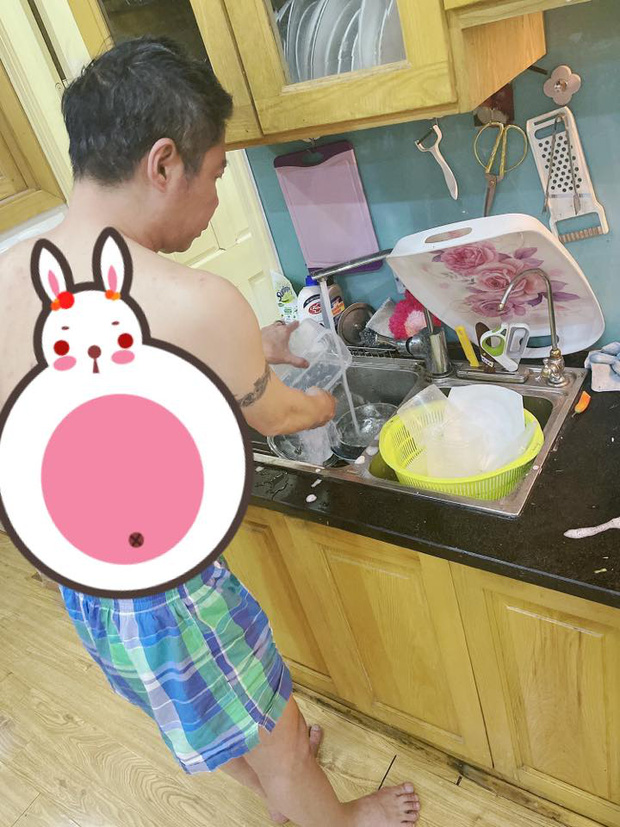 Vợ ốm, NS Công Lý tự nấu mì ăn, tự giác rửa bát, dọn nhà