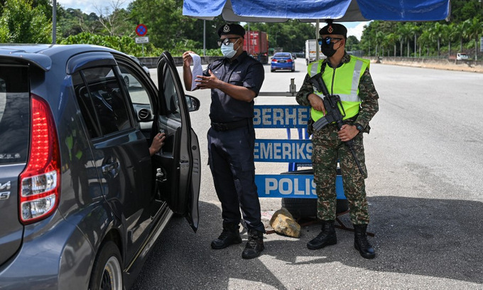 Cảnh sát Malaysia tại một chốt kiểm soát trên đường cao tốc Kuala Lumpur - Karak hôm 11/5. Ảnh: AFP.
