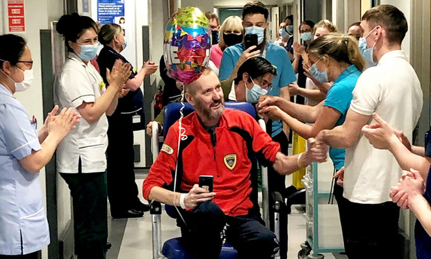 Stuart Tyrer rời viện trong tràng pháo tay của công nhân viên y tế