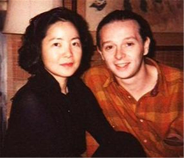 Người tình trẻ tên Paul kém 14 tuổi của Đặng Lệ Quân