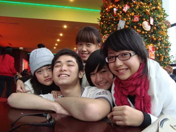 Quỳnh Anh Shyn bên phải ngoài cùng đây!