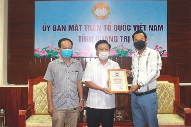 Đại diện của NS Hoài Linh đã đến các địa bàn chịu ảnh hưởng do lũ lụt hồi tháng 9/2020 để giúp bà con khắc phục hậu quả sau thiên tai, góp phần ổn định cuộc sống