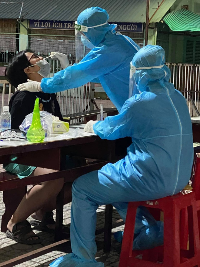 Diễn viên Hoàng Phi Kha đăng tải nhiều hình ảnh trong quá trình làm tình nguyện viên lên Facebook để người hâm mộ được biết