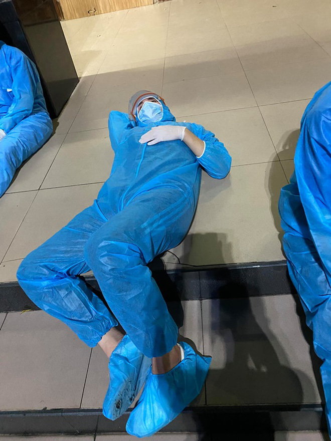 Vượt qua những trở ngại, khó khăn ban đầu, Hoàng Phi Kha và các nghệ sĩ Việt đang cố gắng hết sức để đồng hành cùng đất nước trong những ngày này