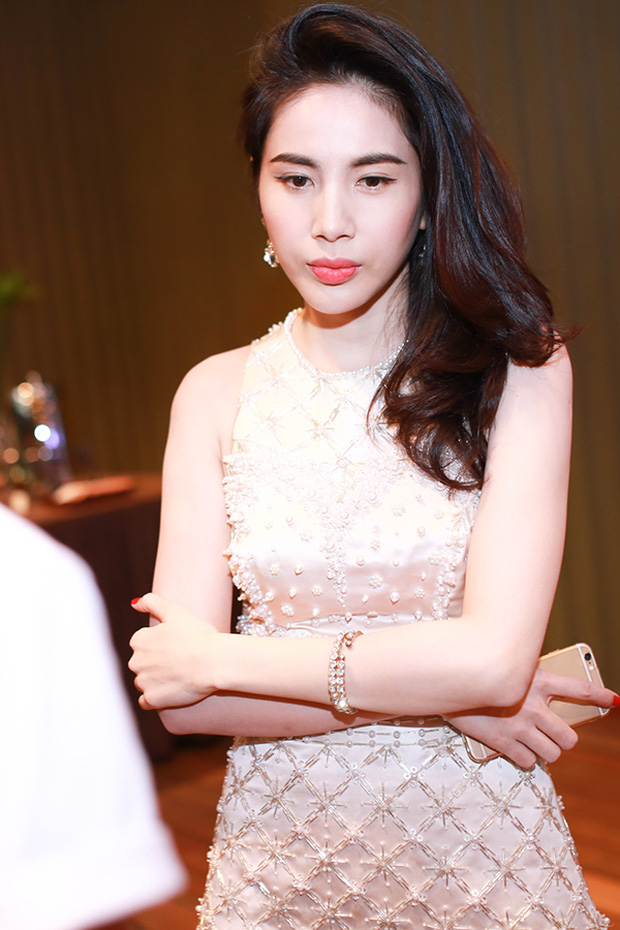 Mặc dù Thuỷ Tiên đã lên tiếng và mong sự việc được khép lại nhưng netizen vẫn không ngừng bàn ra tán vào