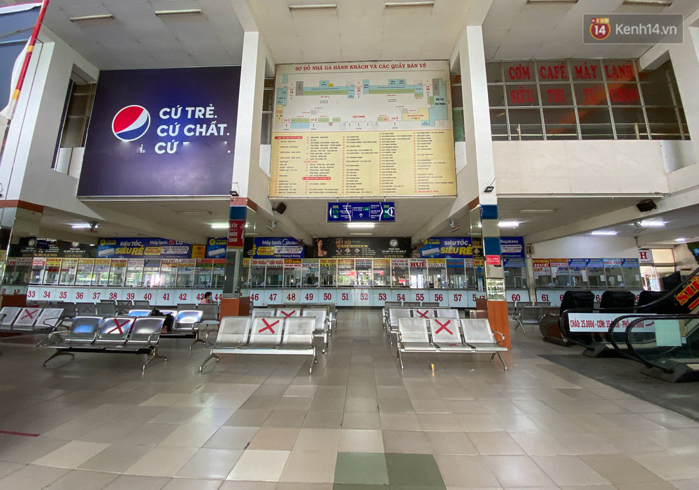 Còn khu vực khác của nhà chờ đều vắng khách