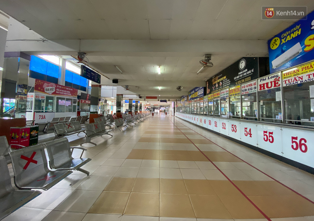 Trước đó khu vực đi lại của nhà chờ khá đông khách, nhưng giờ lại lặng lẽ như tờ