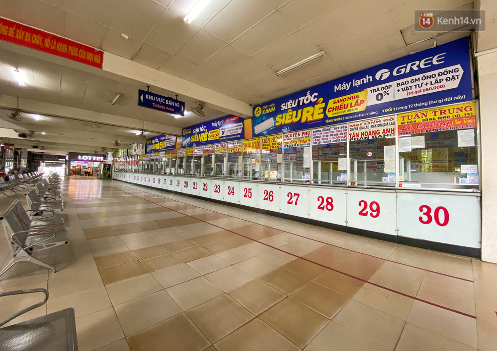 Quầy vé cũng chẳng có nhân viên bán vé