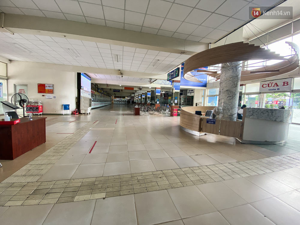 Khu vực sảnh chính của nhà chờ hành khách đều vắng vẻ