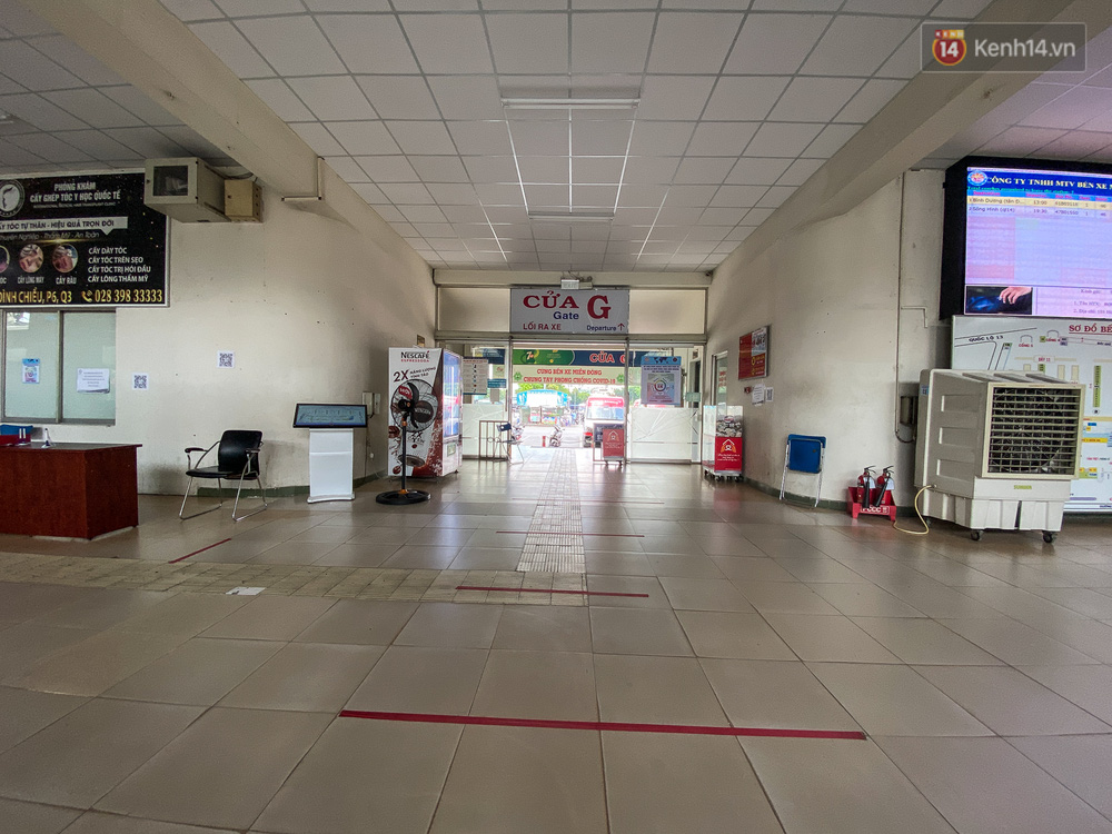 Đây là cổng ra bến bãi để lên xe thường có đông khách xếp hàng chờ nhưng nay không một bóng người