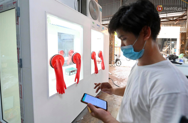 Buồng xét nghiệm kín, khử khuẩn với khá nhiều thiết bị hỗ trợ y bác sĩ trong công tác lấy mẫu xét nghiệm.