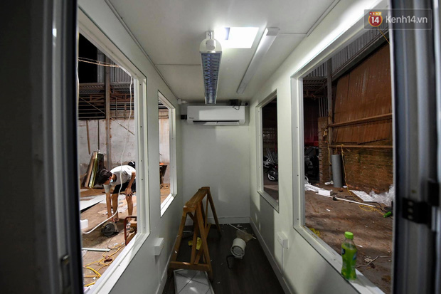 Đây là căn phòng nhỏ được trang bị điều hoà làm mát, hệ thống lọc không khí khử khuẩn đảm bảo thuận tiện và an toàn cho y bác sĩ.