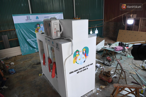 Hệ thống hút gió và cục nóng điều hoà được đặt bên trên của căn phòng. Chiều cao của buồng xét nghiệm là 2,7m, chiều dài 2,4m và chiều rộng 1,2m