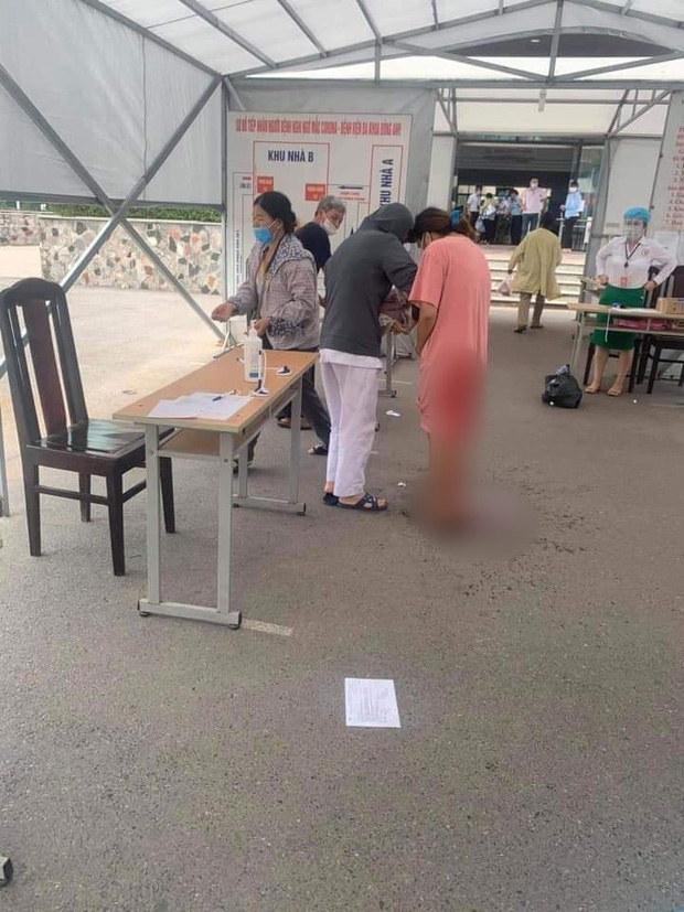 Sản phụ chuyển dạ, sinh con ngay tại chốt khai báo y tế của bệnh viện (Ảnh: FB)