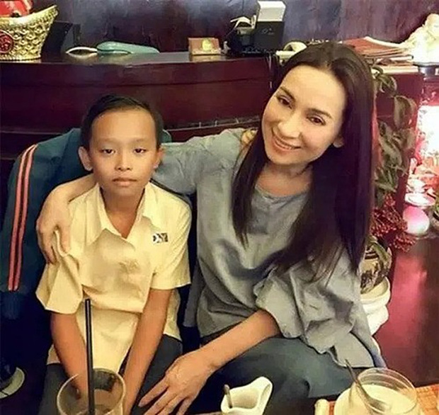 Sau đó, cậu bé có cơ hội được gặp gỡ và trở thành con nuôi của Phi Nhung