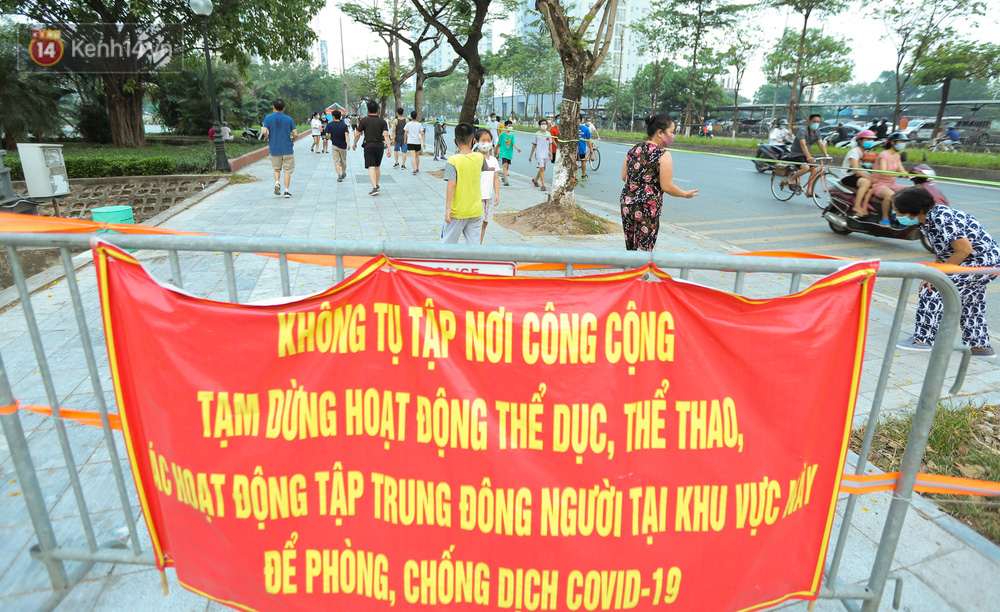 Lực lượng chức năng đã dựng hàng rào, lắp biển cấm tụ tập đông người, tạm dừng hoạt động thể dục, thể thao nhưng bị người dân ngó lơ