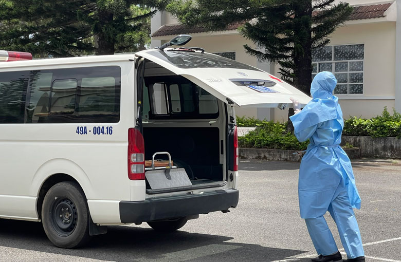 Xe y tế đưa các trường hợp vào cách ly tập trung tại Trung tâm huấn luyện và bồi dưỡng nghiệp vụ Công an tỉnh