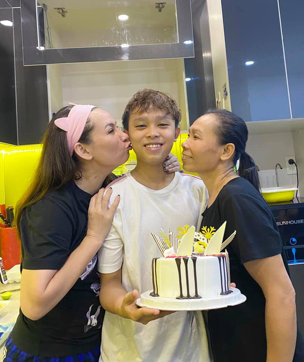 Cuộc sống của quán quân Vietnam Idol Kids hiện tại khá sung túc, cậu có sự hỗ trợ của cả mẹ ruột và mẹ nuôi. Gia đình Hồ Văn Cường cũng đã chuyển lên TP.HCM sinh sống